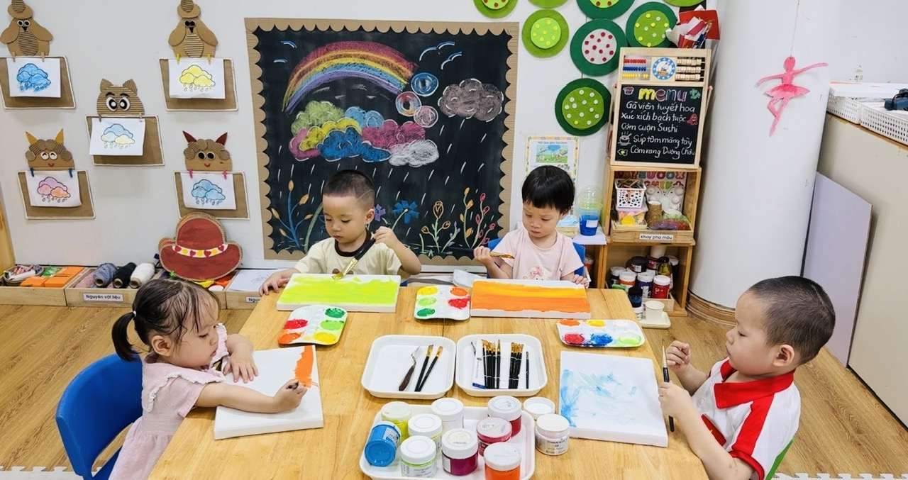 A group of children painting in a classroom
AI-generated content may be incorrect.